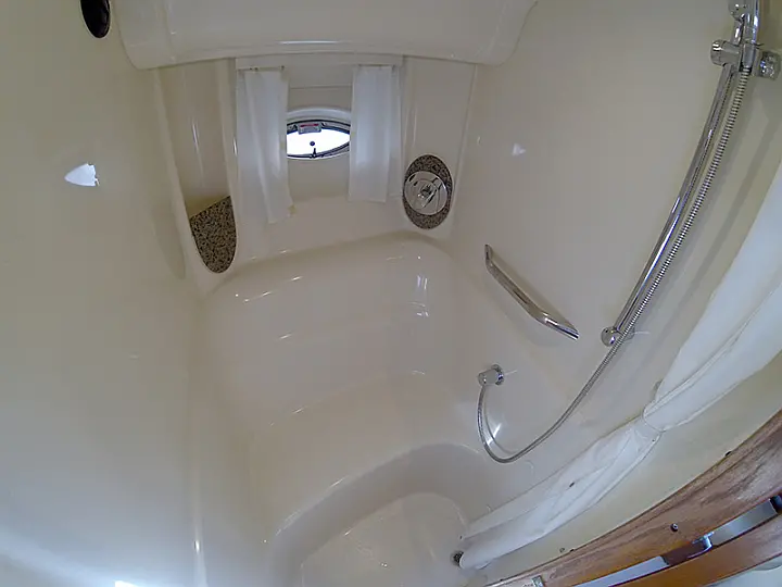 Sea Ray 455 - Bathrooom